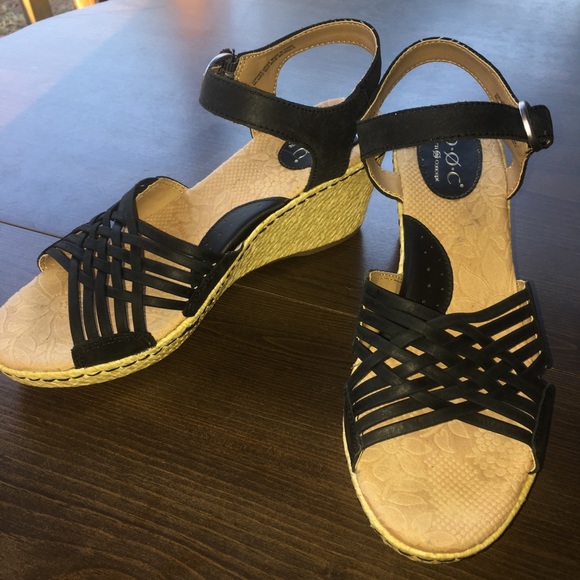 BOC Black Leather Wedge Sandals 9